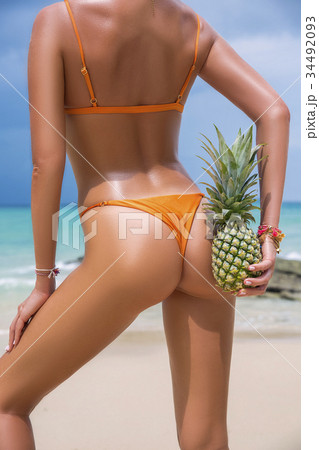 Sporty back of a beautiful woman in bikini Sporty back of a beautiful woman in bikini 34492093