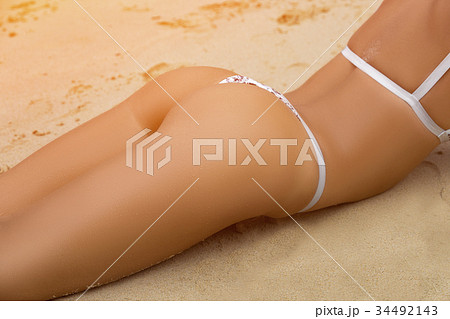 Sporty back of a beautiful woman in bikini Sporty back of a beautiful woman in bikini 34492143