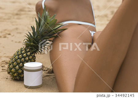 Sporty back of a beautiful woman in bikini 34492145