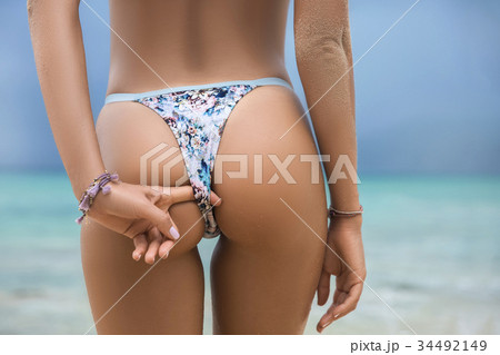 Sporty back of a beautiful woman in bikini Sporty back of a beautiful woman in bikini 34492149