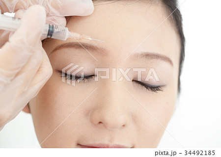 美容注射を受ける女性 34492185