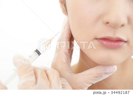 美容注射を受ける女性 34492187