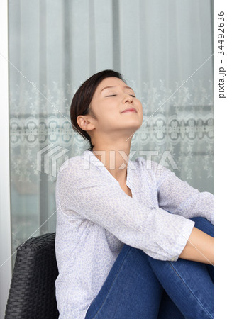 寛ぐ女性 34492636