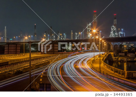 臨海部のプラントと高速道路と幹線道路の夜景 34493365