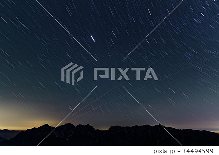 北アルプス・常念岳山頂から見る星空と槍・穂高連峰 34494599