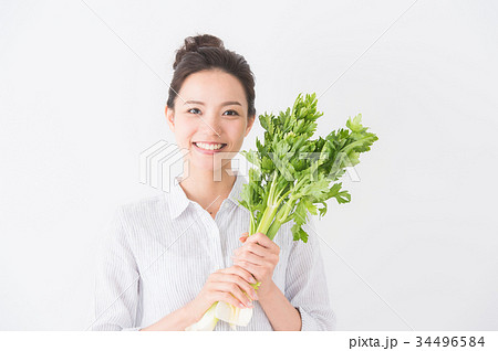セロリを持つ女性 34496584