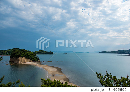小豆島　潮の満ちてきたエンジェルロード　歩く人々 34496692