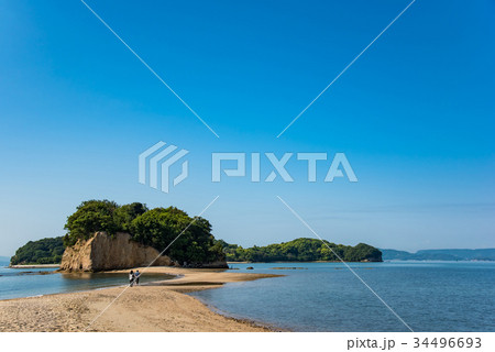 小豆島 潮の満ちてきたエンジェルロード 歩くカップル 小豆島 潮の満ちてきたエンジェルロード 歩くカップル 34496693