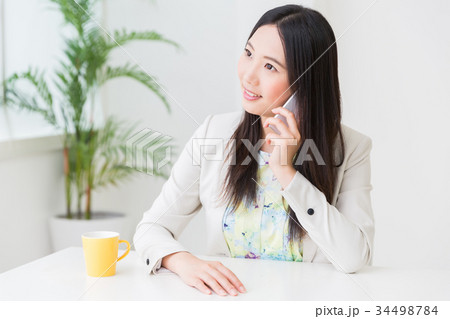 電話をする女性　ビジネス 34498784