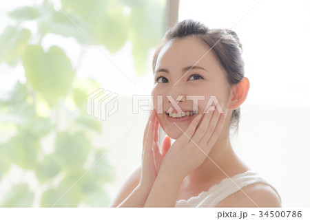 スキンケアをする若い女性 34500786