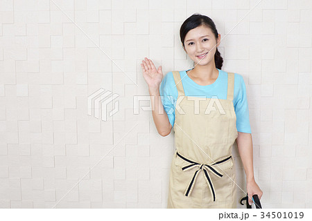 エプロンを着た女性 34501019