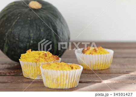 手作りのカボチャマフィンと野菜のカボチャ 34501427