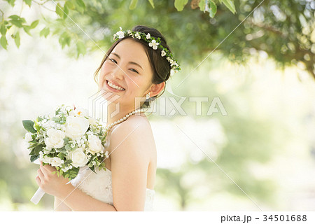ウェディングドレスの女性 花冠の写真素材
