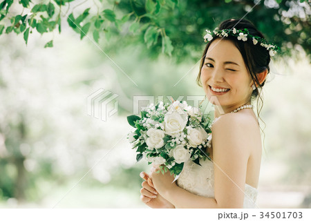 ウェディングドレスの女性 花冠の写真素材