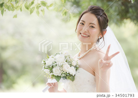 ウェディングドレスの女性 ブライダル 花嫁 ウェディングドレスの女性 ブライダル 花嫁 34501793