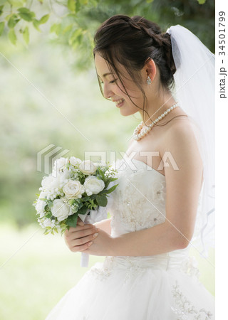 ウェディングドレスの女性　ブライダル　花嫁 34501799