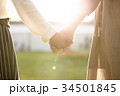 手をつなぐ母娘 34501845