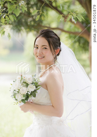 ウェディングドレスの女性　ブライダル　花嫁 34501879