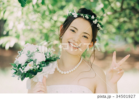 ウエディングドレスの女性 花かんむり 花嫁の写真素材 [34501927] - PIXTA