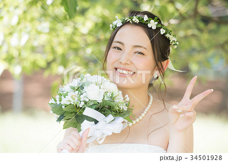 ウエディングドレスの女性 花かんむり 花嫁の写真素材