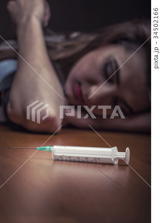 Syringe with drugs 34502166