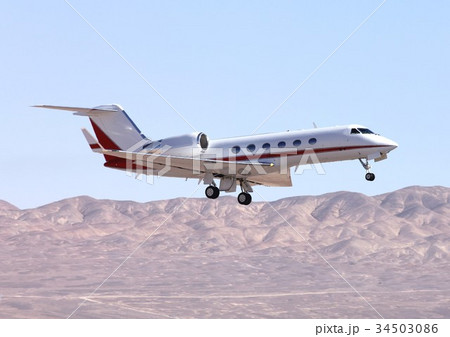南米チリ北部の高地砂漠地帯に位置するカラマ空港を地上滑走する「ガルフストリーム」ビジネスジェット機 34503086