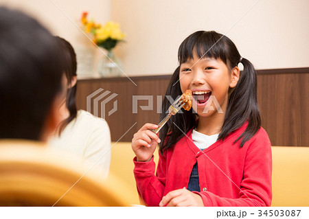 ファミレス　小学生食事 34503087
