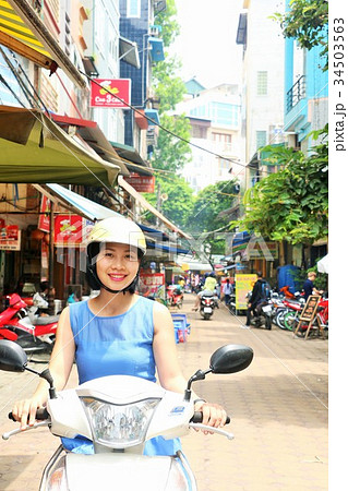 ベトナム ハノイの女性とバイクの写真素材