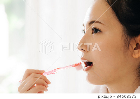 歯磨きをする若い女性 34503575