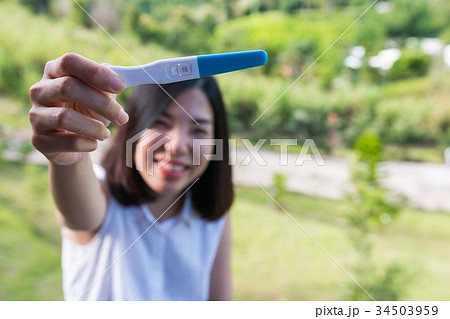 short hair young woman showing the pregnancy test 34503959