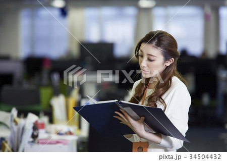 オフィスで働く女性 オフィスで働く女性 34504432