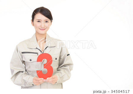 数字を持つ女性労働者 数字を持つ女性労働者 34504517