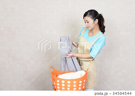 疲れた表情の主婦 疲れた表情の主婦 34504544