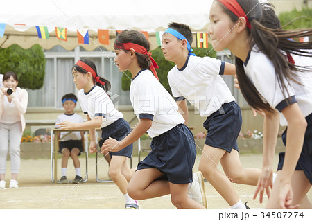 運動会で走る小学生 34507274