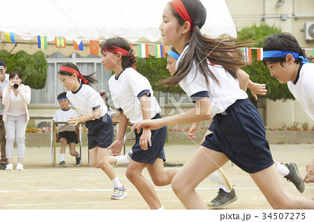 運動会で走る小学生 34507275