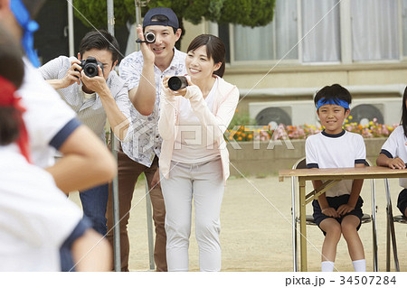 運動会で撮影する保護者 34507284