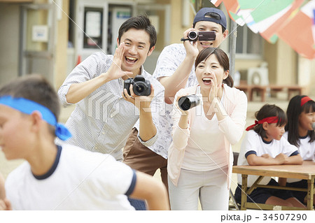 運動会で撮影する保護者 34507290