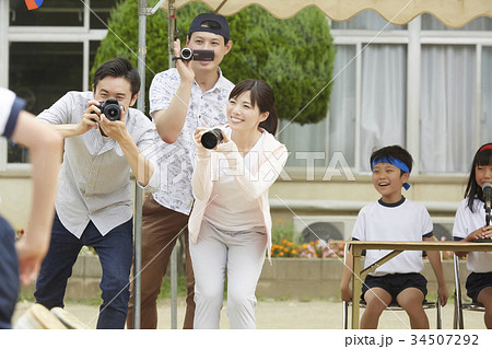 運動会で撮影する保護者 運動会で撮影する保護者 34507292