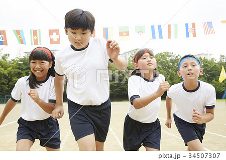 運動会で走る小学生 運動会で走る小学生 34507307