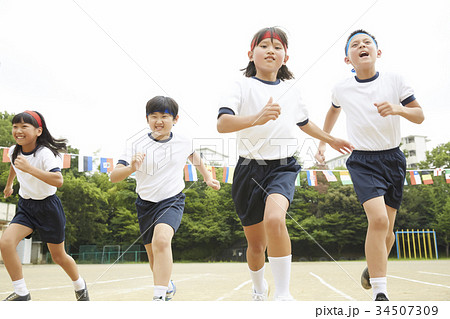 運動会で走る小学生 34507309