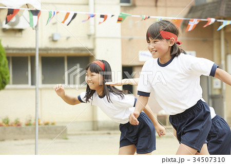 運動会で走る小学生 34507310