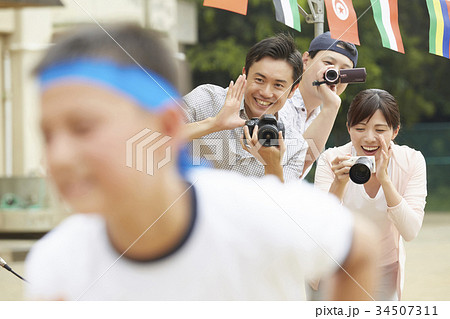 運動会で撮影する保護者 34507311