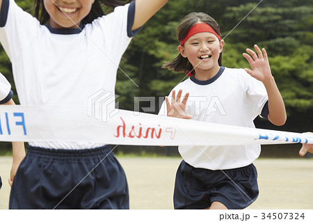 運動会で走る小学生 運動会で走る小学生 34507324