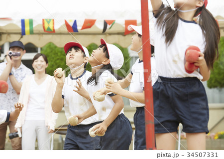 運動会で玉入れをする小学生 運動会で玉入れをする小学生 34507331