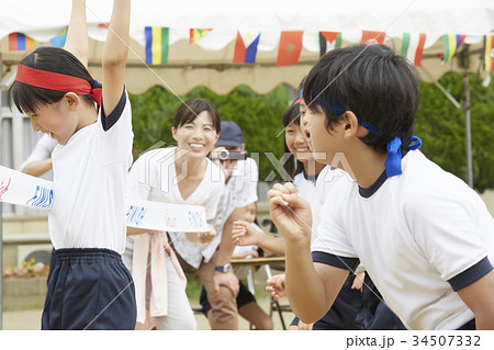 運動会で走る小学生 34507332