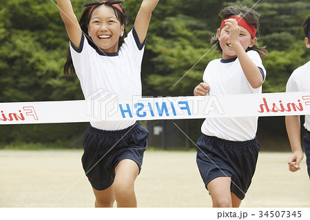 運動会で走る小学生 運動会で走る小学生 34507345