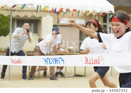運動会で走る小学生 運動会で走る小学生 34507352