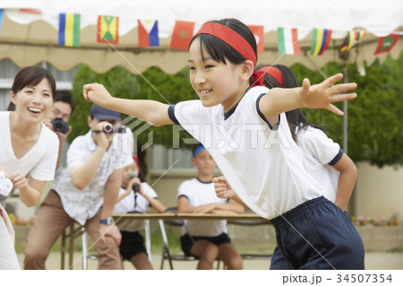 運動会で走る小学生 運動会で走る小学生 34507354