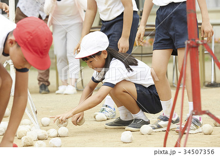 運動会で玉入れをする小学生 34507356