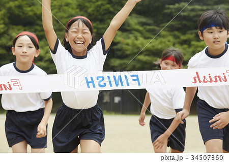 運動会で走る小学生 34507360